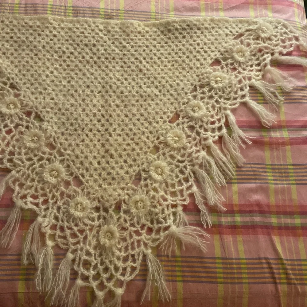 Vintage hand knit shawl cream off white flowered gold speckle tassel edge